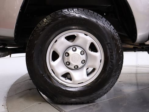 Used 2018 Toyota Tacoma SR image 31