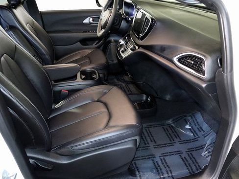 Used 2026 Chrysler Pacifica Select image 29