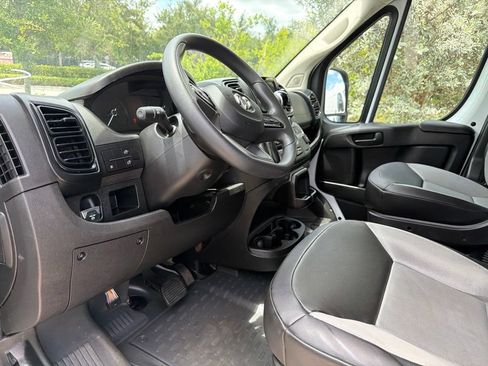 Used 2024 RAM ProMaster 2500 w/ Convenience Group FWD image 3