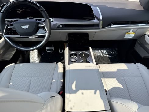 New 2026 Cadillac Vistiq Luxury image 9