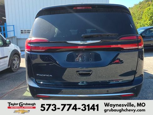 Used 2025 Chrysler Pacifica Select FWD image 5