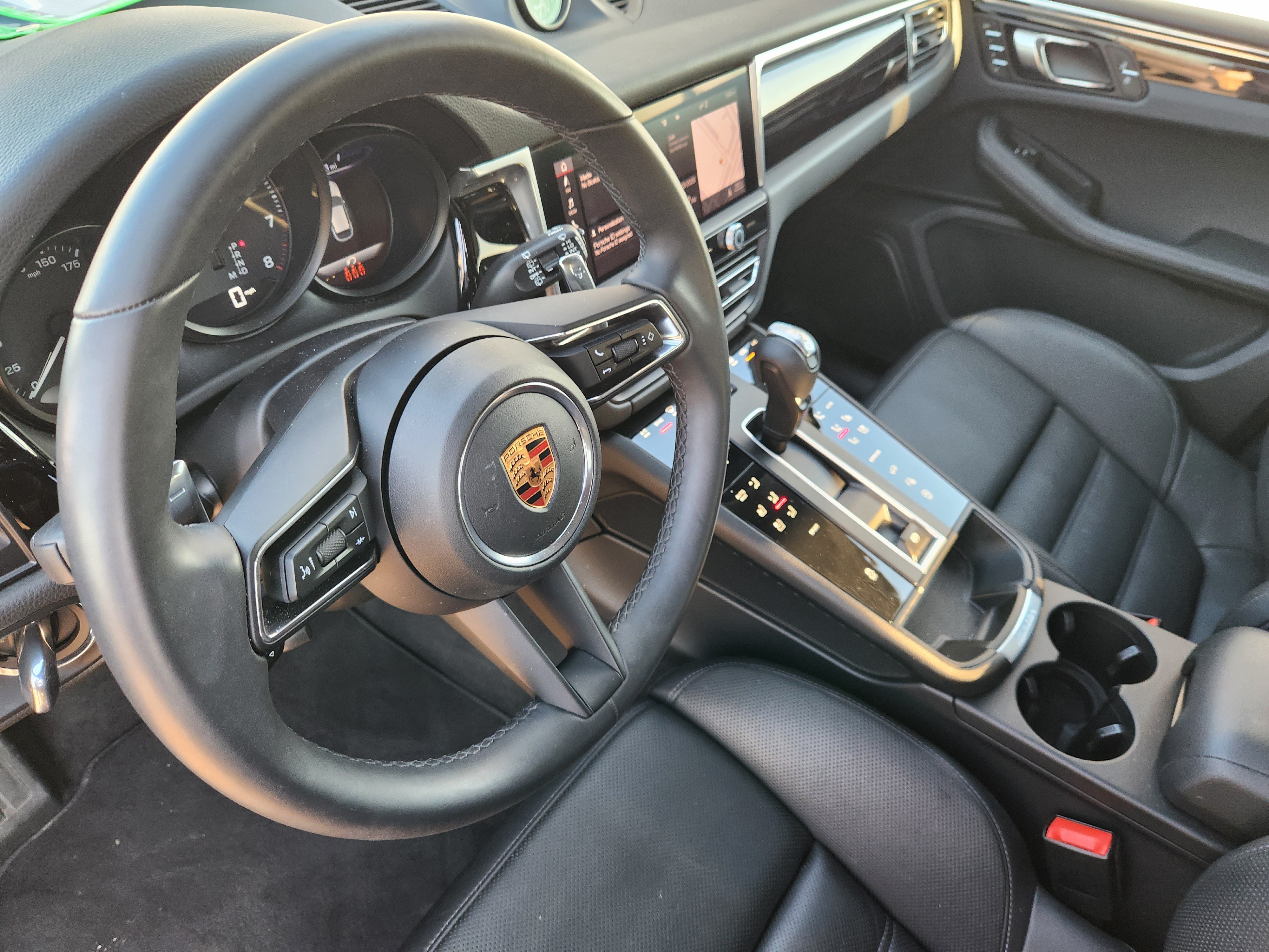 Certified 2026 Porsche Macan AWD/4WD image 4