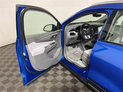 Used 2023 Chevrolet Bolt EUV Premier w/ Sun & Sound Package image 17