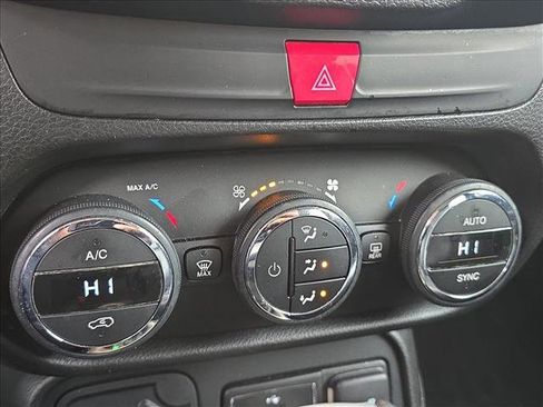 Used 2017 Jeep Renegade Latitude w/ Popular Equipment Group image 12