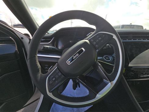 Used 2023 Jeep Grand Cherokee Altitude RWD image 12