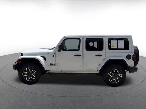 Used 2025 Jeep Wrangler Unlimited Sahara AWD/4WD image 9