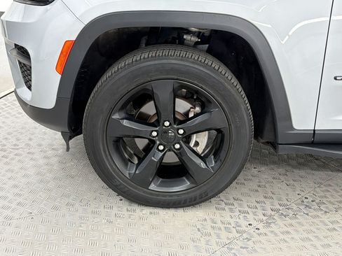 Used 2023 Jeep Grand Cherokee Altitude AWD/4WD image 13