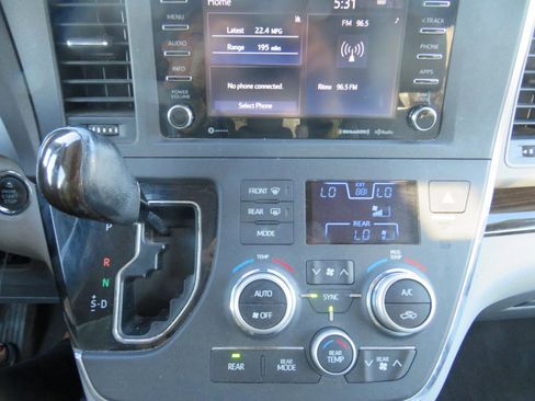Used 2018 Toyota Sienna XLE FWD image 17