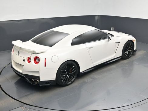 Used 2018 Nissan GT-R Premium w/ Premium Interior Package image 36