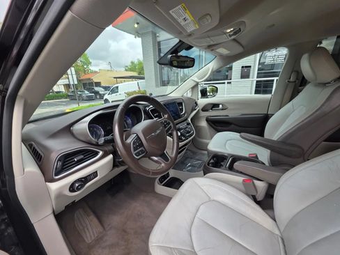 Used 2017 Chrysler Pacifica Touring-L FWD image 11