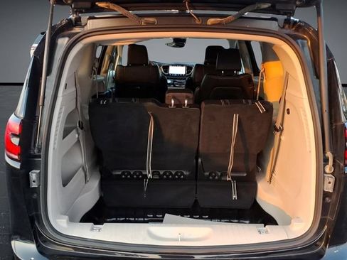 Used 2023 Chrysler Pacifica Touring-L FWD image 31