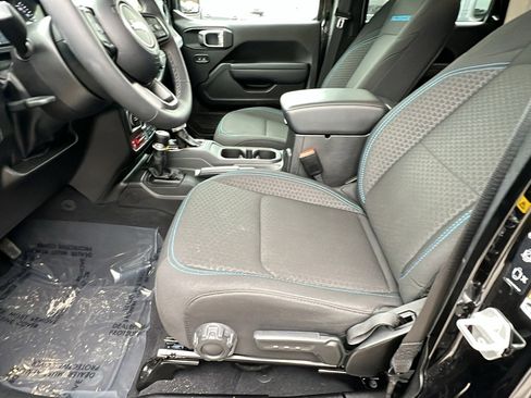 Used 2025 Jeep Wrangler Unlimited Rubicon 4xe w/ Convenience Group image 16