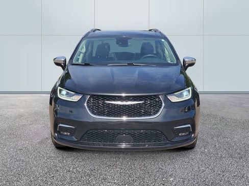 Used 2021 Chrysler Pacifica Limited AWD/4WD image 2