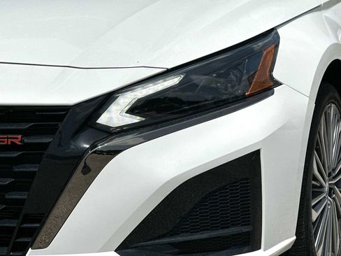 Used 2025 Nissan Altima 2.5 SR FWD image 16