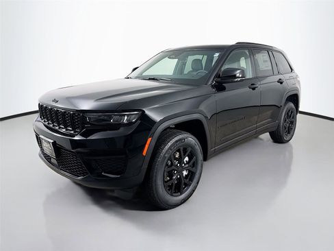 New 2025 Jeep Grand Cherokee Altitude image 3