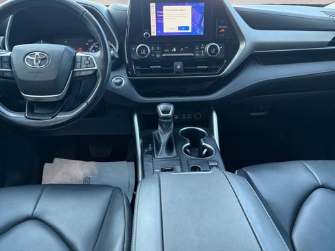 Used 2023 Toyota Highlander XLE image 11