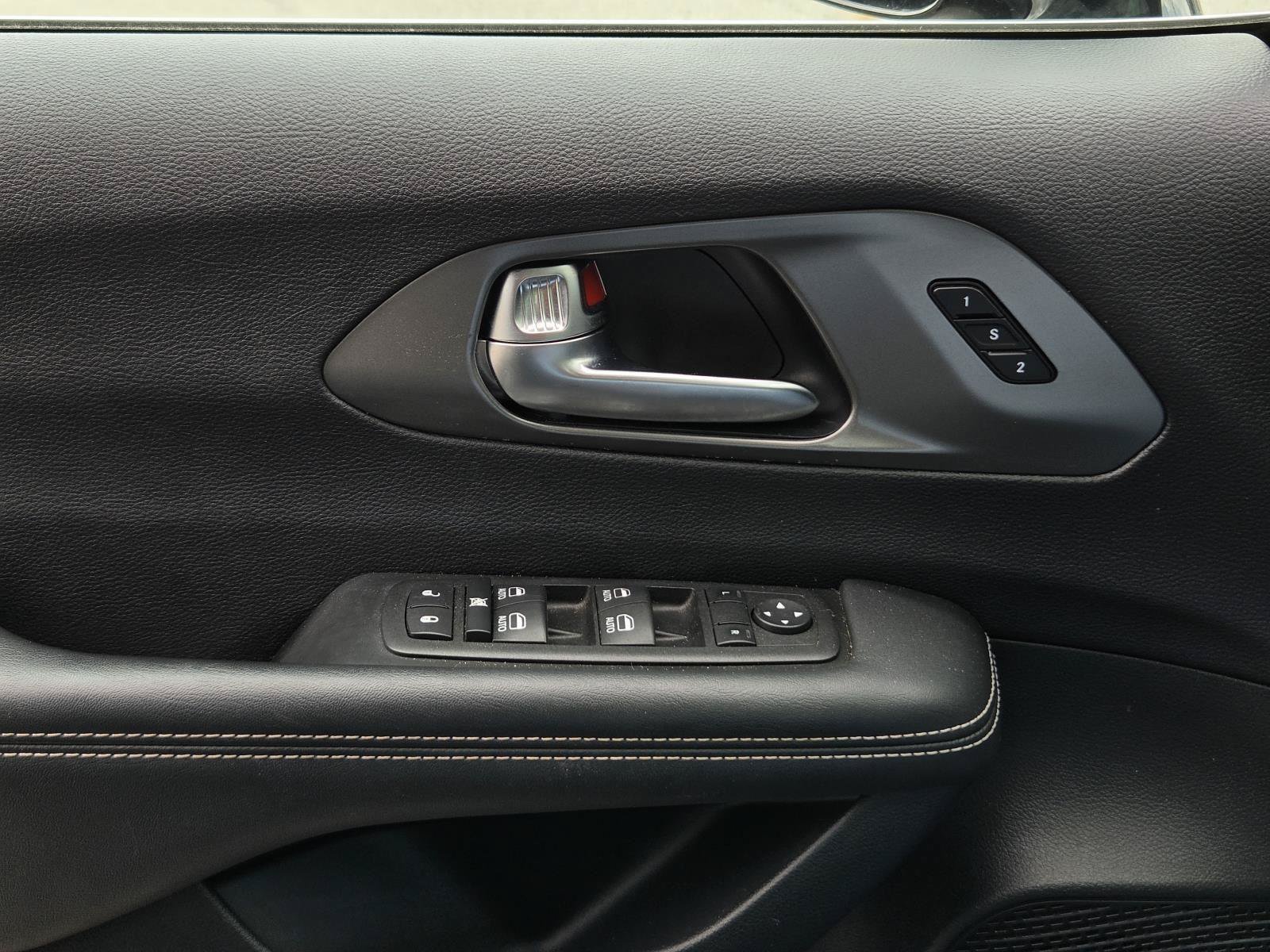 Used 2025 Chrysler Pacifica Select FWD image 28