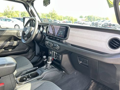 Used 2025 Jeep Gladiator Overland AWD/4WD image 15