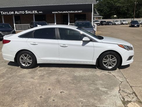 Used 2017 Hyundai Sonata SE FWD image 2