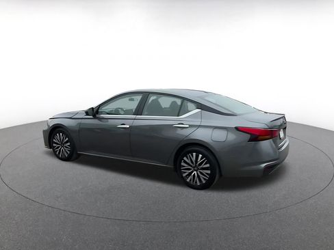 Used 2025 Nissan Altima 2.5 SV image 10