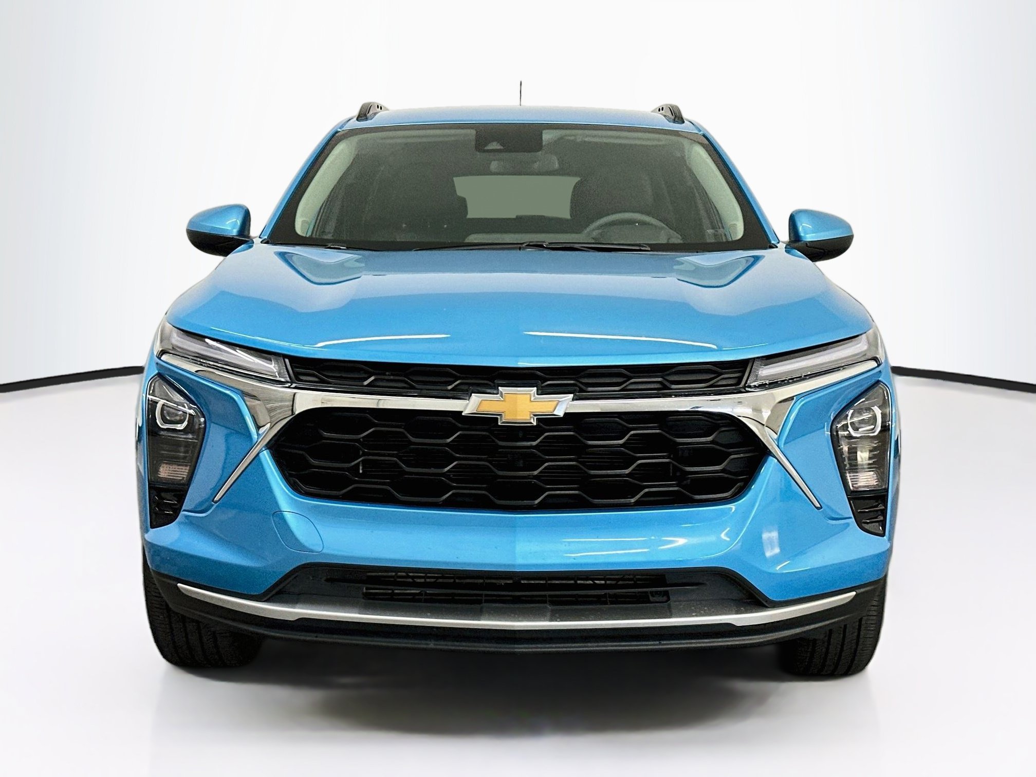 Used 2025 Chevrolet Trax LT FWD image 2