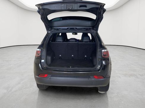 Used 2024 Jeep Compass Latitude AWD/4WD image 8