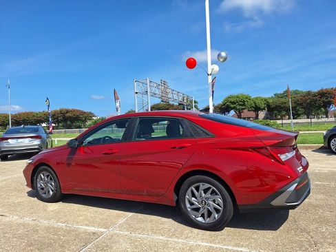 Used 2026 Hyundai Elantra Hybrid FWD image 7
