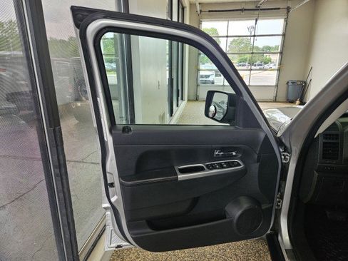 Used 2011 Jeep Liberty 70th Anniversary AWD/4WD image 18