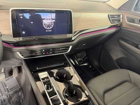 Used 2025 Volkswagen Atlas SEL image 4