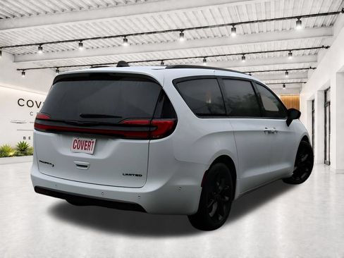 Used 2025 Chrysler Pacifica Limited FWD image 6