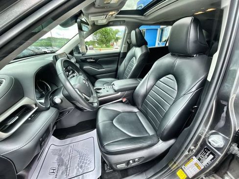 Used 2022 Toyota Highlander XLE AWD/4WD image 15