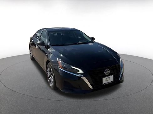 Used 2025 Nissan Altima 2.5 SV FWD image 3