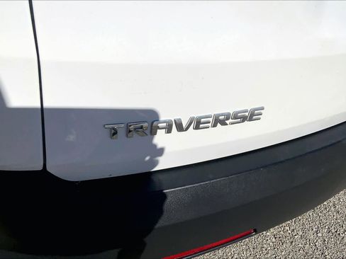 Used 2022 Chevrolet Traverse LS image 9