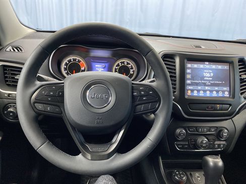 Used 2022 Jeep Cherokee Trailhawk image 18