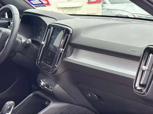 Used 2020 Volvo XC40 T5 Momentum w/ Protection Package Premier image 29
