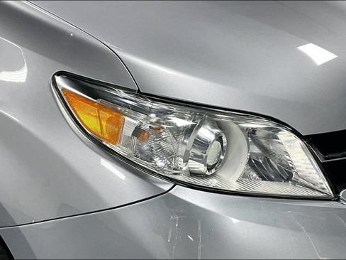 Used 2018 Toyota Sienna LE FWD image 28