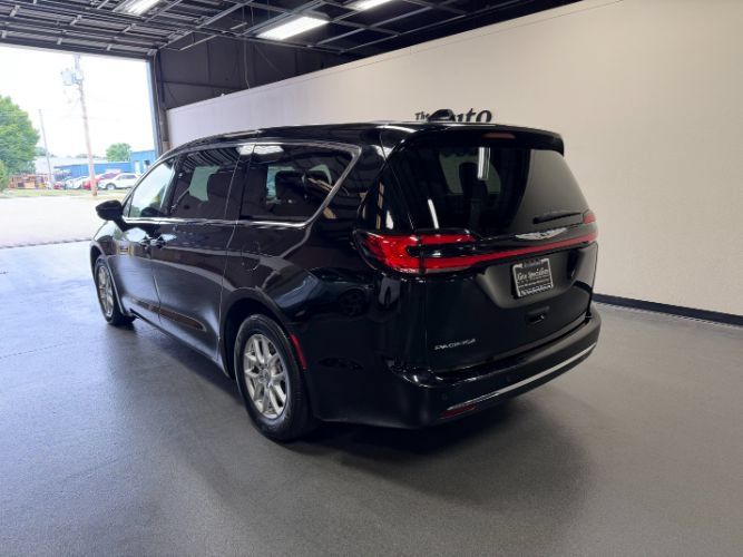 Used 2024 Chrysler Pacifica Touring-L FWD image 1