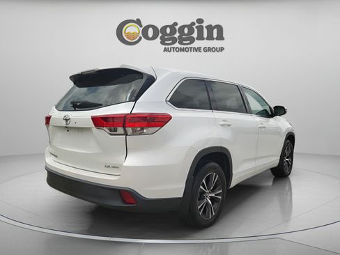 Used 2018 Toyota Highlander Plus AWD/4WD image 6