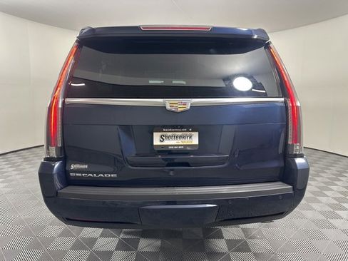 Used 2017 Cadillac Escalade ESV Luxury image 3