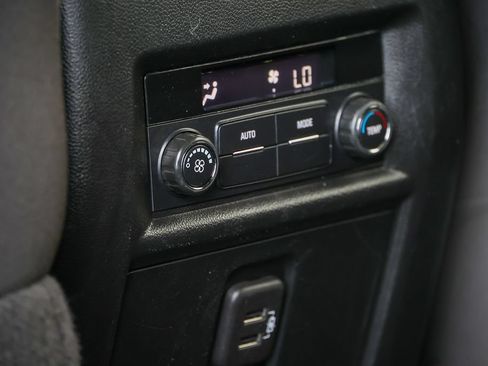 Used 2023 Chevrolet Traverse LT FWD image 40