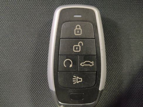 Used 2021 Nissan Versa SR FWD image 32