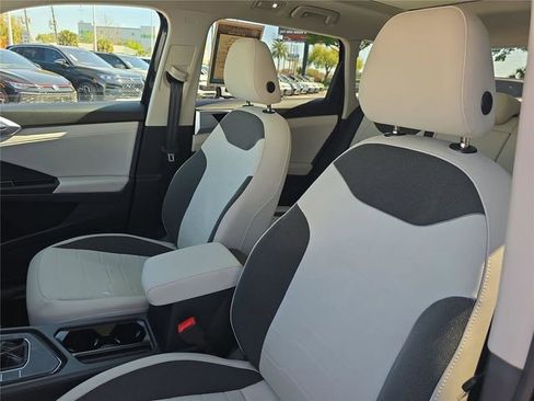 Used 2025 Volkswagen Taos SE w/ Panoramic Sunroof Package image 16