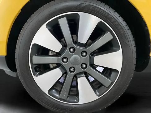 Used 2015 Kia Soul ! FWD image 25