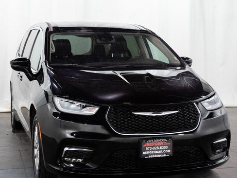 Used 2024 Chrysler Pacifica Touring-L FWD image 1