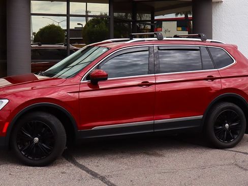 Used 2018 Volkswagen Tiguan SEL w/ 3rd Row Seat Package AWD/4WD image 4