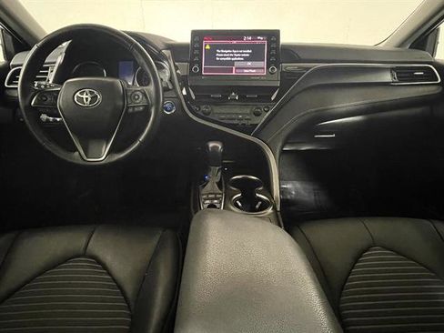 Used 2022 Toyota Camry SE w/ Cold Weather Package FWD image 11