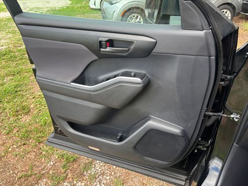 Used 2025 Toyota Highlander LE FWD image 18