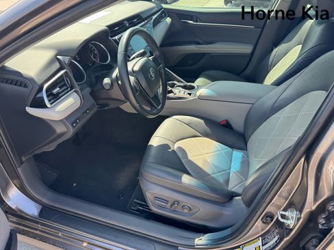 Used 2018 Toyota Camry XLE FWD image 9