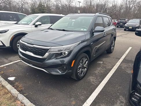 Used 2021 Kia Seltos EX image 2