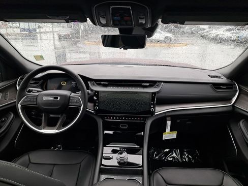 New 2026 Jeep Grand Cherokee Limited w/ Luxury Tech Group II AWD/4WD image 18
